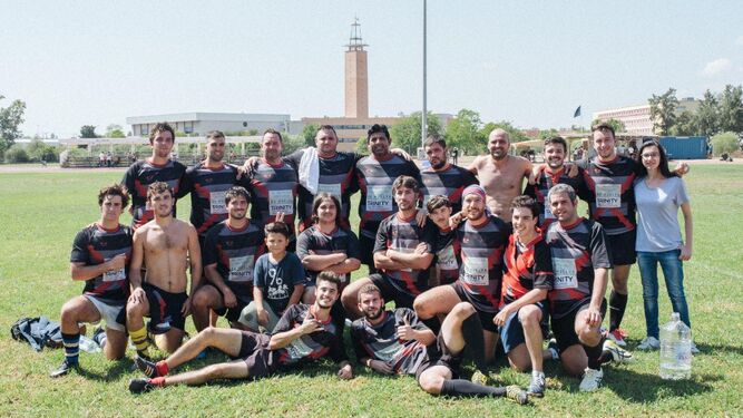 La formación del Huelva Unión Rugby posa sonriente tras finalizar el encuentro amistoso en la Olavide.