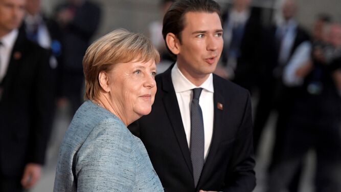 La canciller alemana Angela Merkel y el austriaco Sebastian Kurz asisten a una cena de la cumbre informal de líderes de los Veintiocho.