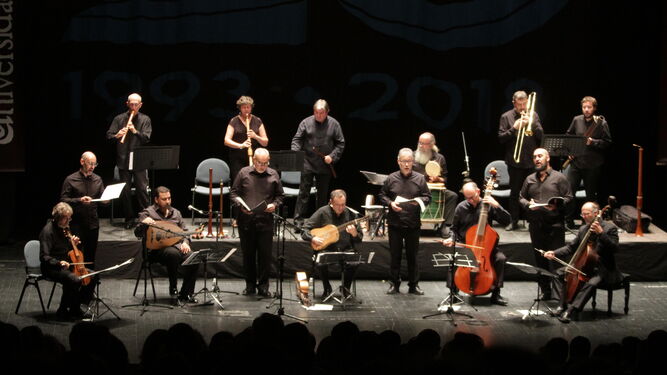 Los músicos encabezados por Jordi Savall, en el escenario del Auditorio de la Casa Colón, abarrotado de público.