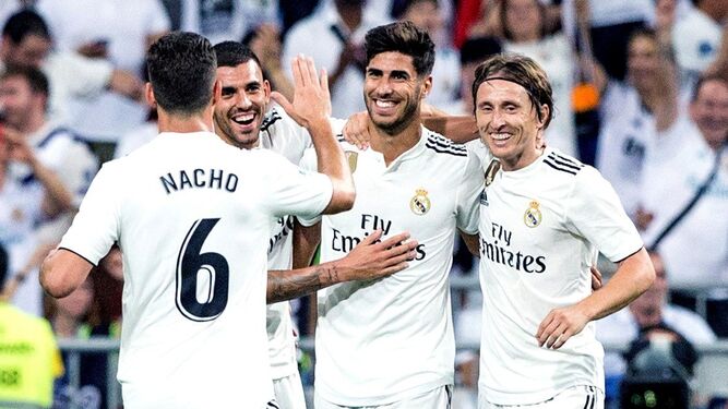 Los jugadores del Madrid celebran el tanto de la victoria.