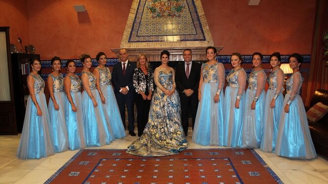 La reina de las Fiestas de la Vendimia, Miriam Ortiz García, y su corte de diez damas de honor posan con las autoridades.