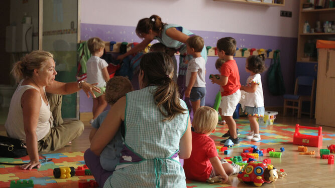 Pequeños en el interior de una escuela infantil.