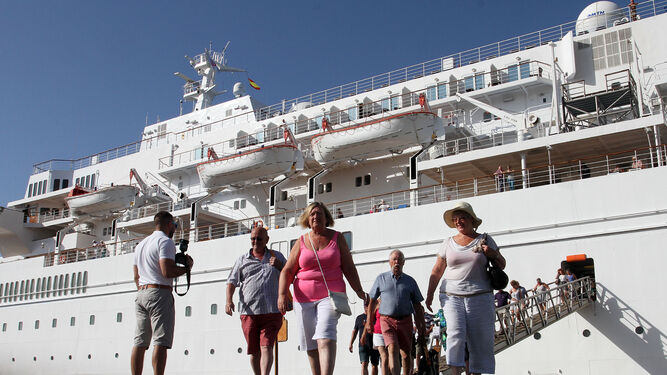 Un grupo de turistas desembarca de uno de los cruceros que ha hecho escala en el Muelle Sur del Puerto de Huelva para realizar una excursión por Huelva y provincia.
