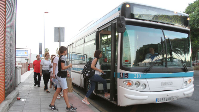 Usuarios suben ayer en Huelva a uno de los autobuses de las líneas de la Empresa Municipal de Transportes Urbanos (Emtusa).
