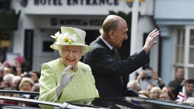 Isabel II, saludando a los ciudadanos junto a su marido, el duque de Edimburgo