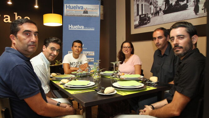 Los invitados y tertulianos de 'Huelva Información', en el interior del Gastrobar Ciquitrake.