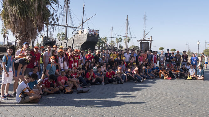 Los jóvenes participantes en la Olimpiada de Matemática fueron recibidos en el Muelle de las Carabelas.