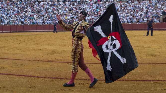 Juan José Padilla, con una bandera Pirata y otra de España en su adiós de la plaza de Sevilla.
