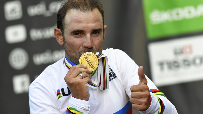 Valverde besa la medalla de oro vestido con el jersey arcoíris que le acredita como campeón del mundo.