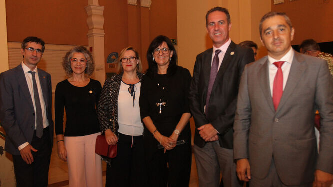 l Manuel Maña, Beatriz Aranda, Ángeles Sierra, María Antonia Peña, rectora de la Universidad de Huelva, premio Onubense del Año del jurado, Tomás Escobar y Juan.