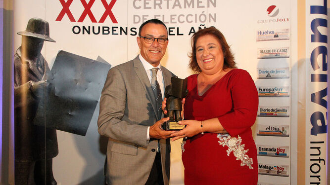 El presidente de la Diputación, Ignacio Caraballo, da el premio a la alcaldesa de Niebla, Laura Pichardo.