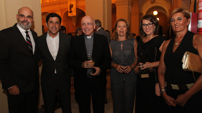 l Saúl Fernández, el alcalde de Ayamonte, Alberto Fernández; el obispo de Huelva, José Vilaplana; Carmen Concepción, María Ángeles Sosa y María Ángeles Alarios.