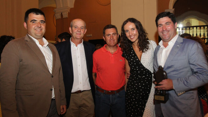 l Luis Miguel Ollero, Francisco Jiménez, Ricardo Moreno, María Navas y Eduardo Martínez, presidente de la cooperativa Grufesa, con el premio Onubenses del Año en la mano.