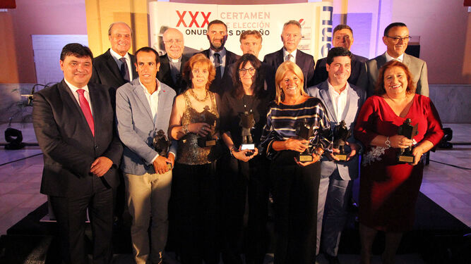 El presidente del Grupo Joly, José Joly, con las autoridades y los premiados de la trigésima edición de los Premios Onubenses del Año.