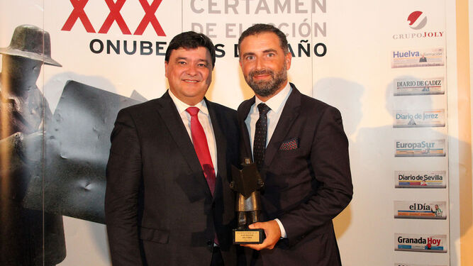 Los alcaldes de Huelva, Gabriel Cruz, y de Moguer, Gustavo Cuéllar, quien recogió el premio de Iván Macías.