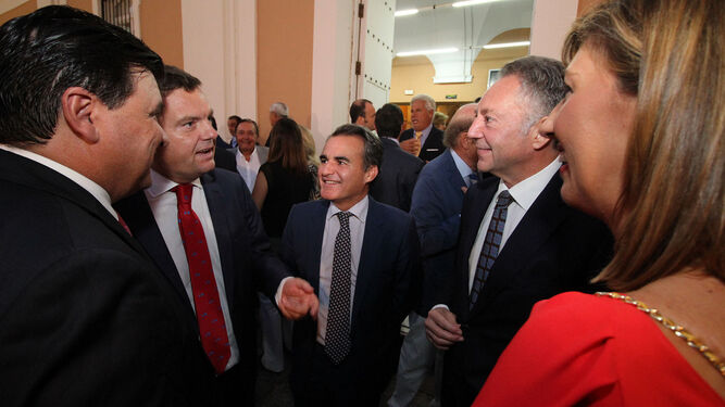 l El director de 'Huelva Información', Luis Pérez-Bustamante; el director territorial de Caixabank en Andalucía occidental, Rafael Herredor, y el presidente del Grupo Joly, José Joly.