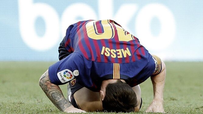 Messi se lamenta de una ocasión perdida en el Barcelona-Athletic.