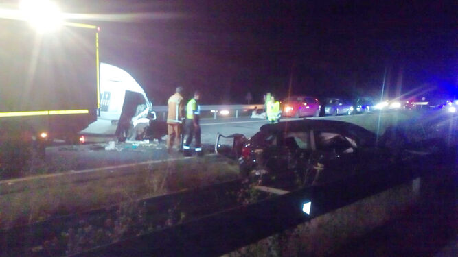 Agentes de la Guardia Civil en el lugar del accidente, tras la colisión de los dos vehículos.