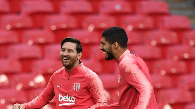 Messi sonríe mientras se ejercita en Wembley junto a Luis Suárez.