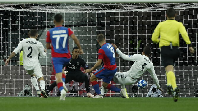 El croata Vlasic aprovecha el fallo de Kroos para disparar a puerta ante Varane en el minuto dos y conseguir el gol que le dio el triunfo al CSKA.