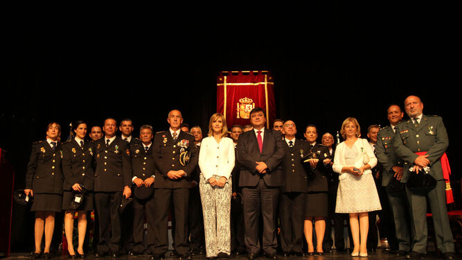 Foto de familia de los galardonados en el escenario del Gran Teatro de Huelva.