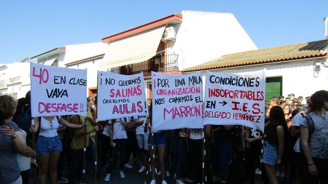 Concentración de los alumnos del IES Delgado Hernández a las puertas del centro, ayer.