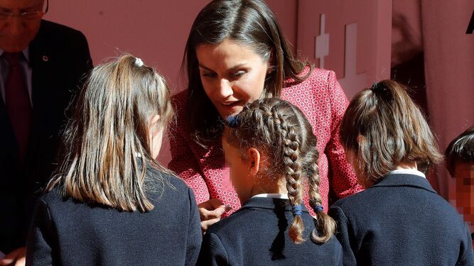 La Reina Letizia, saludando a un grupo de estudiantes