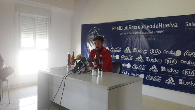 El portero del Recreativo de Huelva, Marc Martínez, ayer en rueda de prensa tras el entrenamiento.