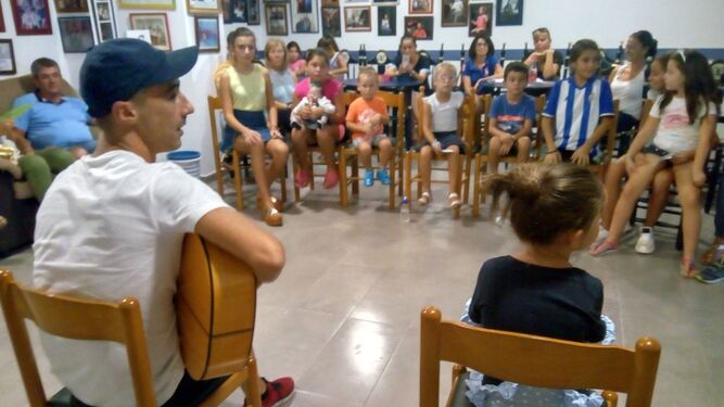 Las clases son seguidas con bastante interés por los alumnos que acuden de diferentes pueblos de Huelva.
