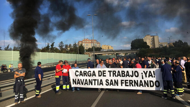 La plantilla de Navantia-San Fernando durante sus protestas de hace un mes para salvar el contrato de las corbetas para Arabia Saudí.