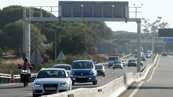 Circulación de vehículos desde la localidad onubense de Punta Umbría hacia Huelva.