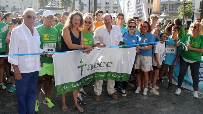 Cuatro kilómetros de solidaridad. Más de dos mil personas ataviadas con las reconocibles camisetas verdes de la AECC recorren los cuatro kilómetros de la marcha desde la Plaza de Las Monjas hasta el Paseo de la Ría.