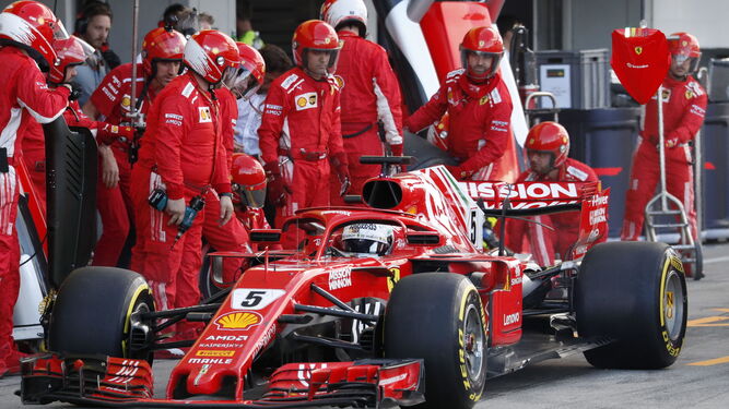 Sebastian Vettel, durante una parada en 'boxes' en el trazado de Suzuka.