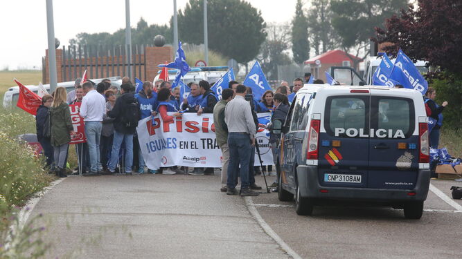 Corte de la carretera de acceso al macropenal de La Ribera, protagonizado por los sindicatos el pasado 8 de mayo.