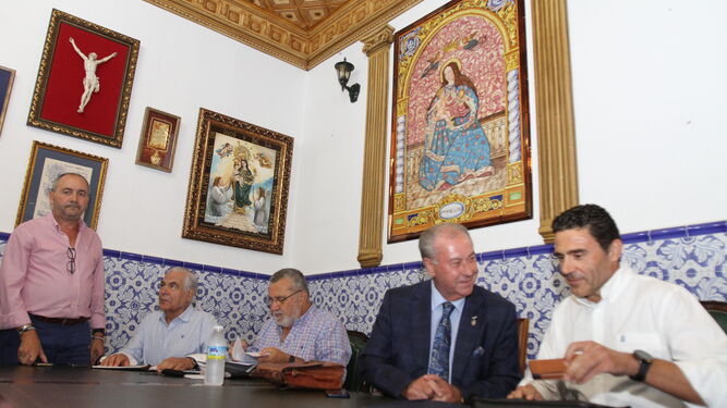 José Manuel Barral acudió por vez primera al pleno como director espiritual del Consejo de Hermandades.