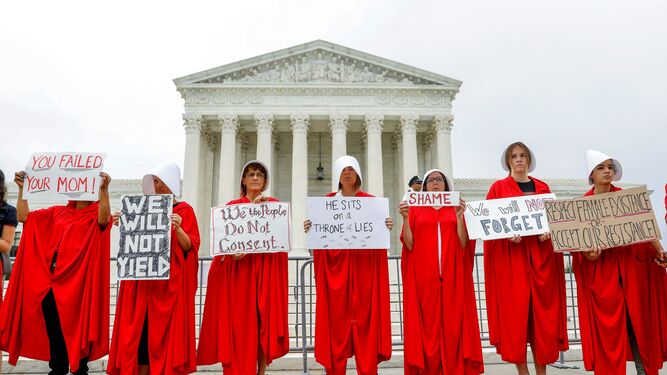 Varias mujeres se manifiestas ante el Tribunal Supremo por la designación de Kavanaugh.