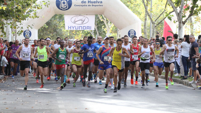 Un nutrido grupo de corredores que toman la salida en la edición del año pasado de la Vuelta a Huelva.