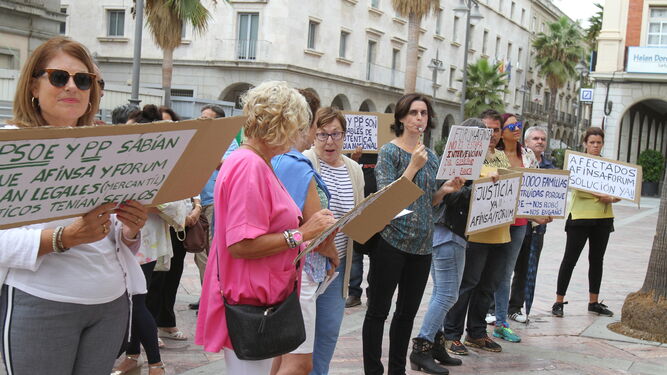 Concentración de los afectados de Afinsa y Fórum ante las puertas del Ayuntamiento.