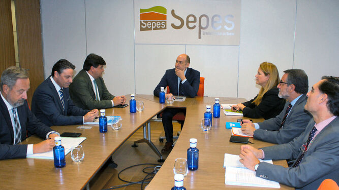 Momento de la reunión del Ayuntamiento de Huelva con el director general de Sepes, Alejandro Soler.