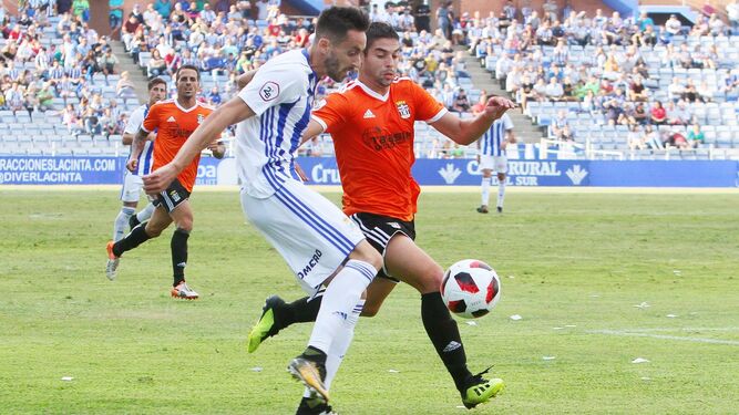 Iago Díaz intenta desbordar a un rival durante el partido que enfrentó al Recre con el Cartagena en Huelva.