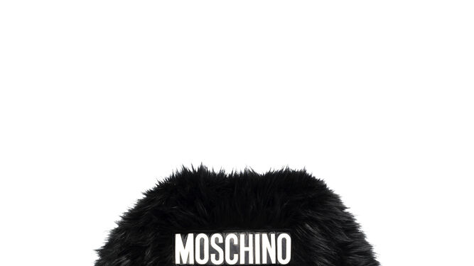 Chaqueta de pelo negra con logo de Moschino tv H&amp;M 199 EUR