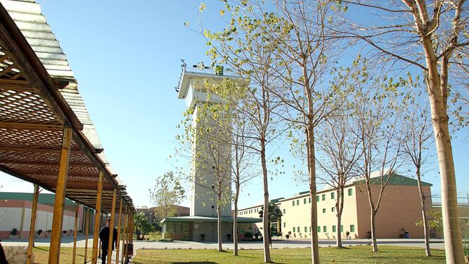 Patio central y torre de control del centro penitenciario de Huelva.