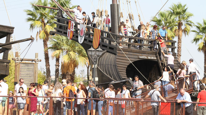 Un gran número de personas espera para subir a la nao 'Santa María' en el Muelle de las Carabelas, en La Rábida.