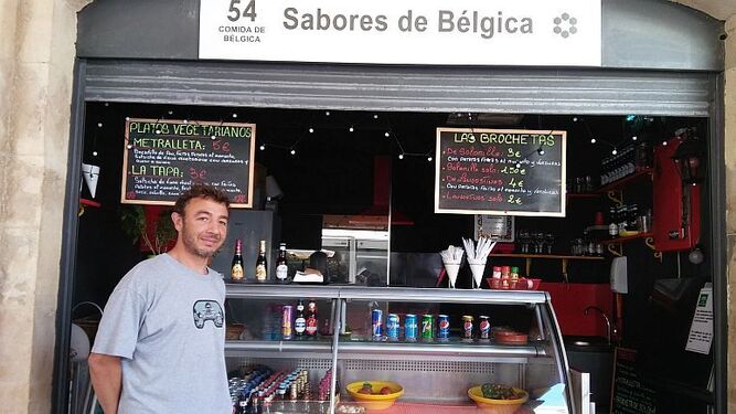 Jeromé Defrise en su nuevo puesto del mercado de abastos de Cádiz