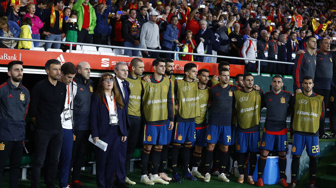 Luis Enrique junto al banquillo español antes del partido.