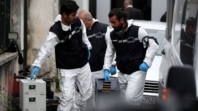 Agentes de la Policía forense turca, a su llegada este miércoles a la residencia del cónsul saudí en Estambul.