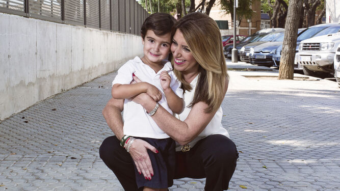 Susana Díaz posa con su hijo a la salida del colegio.