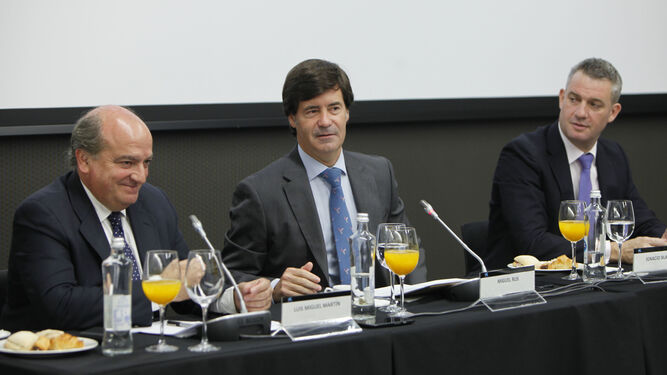 Luis Miguel Martín Rubio, presidente de Adacem; Miguel Rus, presidente de la CES, e Ignacio Blasco, director comercial de Caixabank, durante el desayuno coloquio celebrado en el Caixafórum.