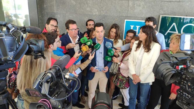 Juanma Moreno atiende a los medios acompañado por Manuel Andrés González, Loles López y Pilar Marín.