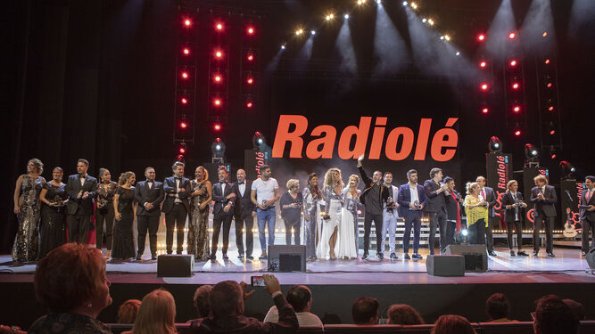 Foto de familia de los premios Radiolé en la gala celebrada el viernes en Sevilla